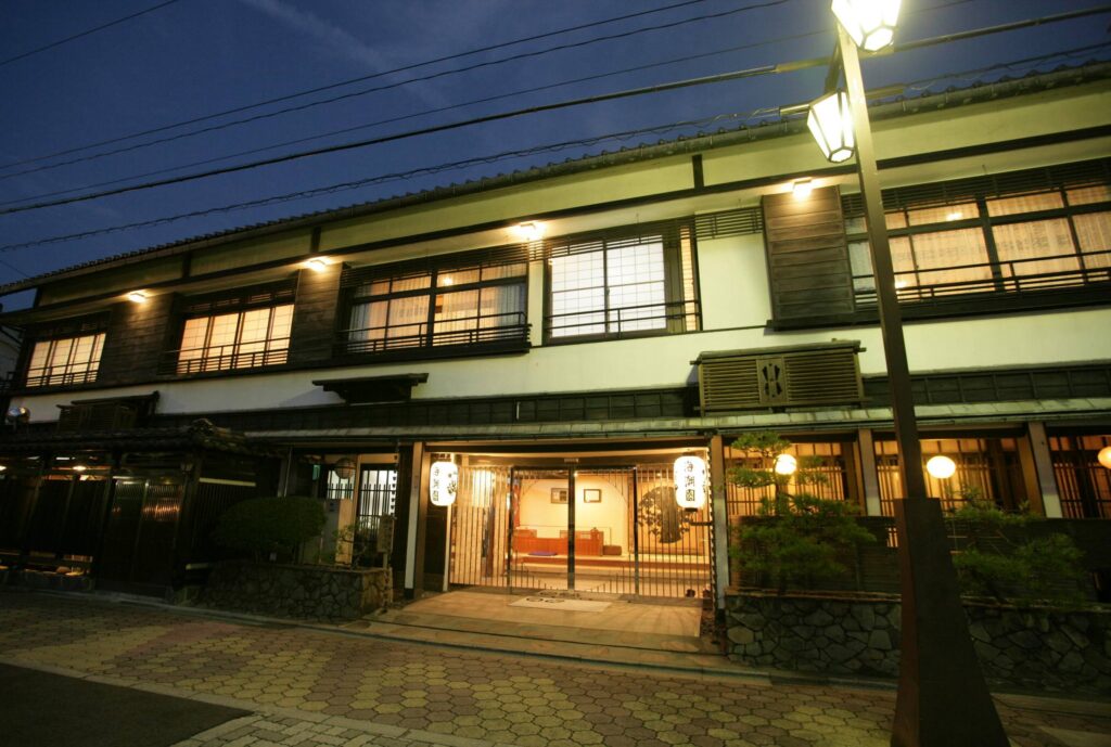 海潮園　外観　夜